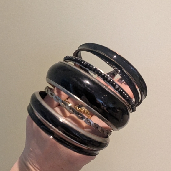 Elegant Black and Silver Bangle Set - Picture 3 of 6